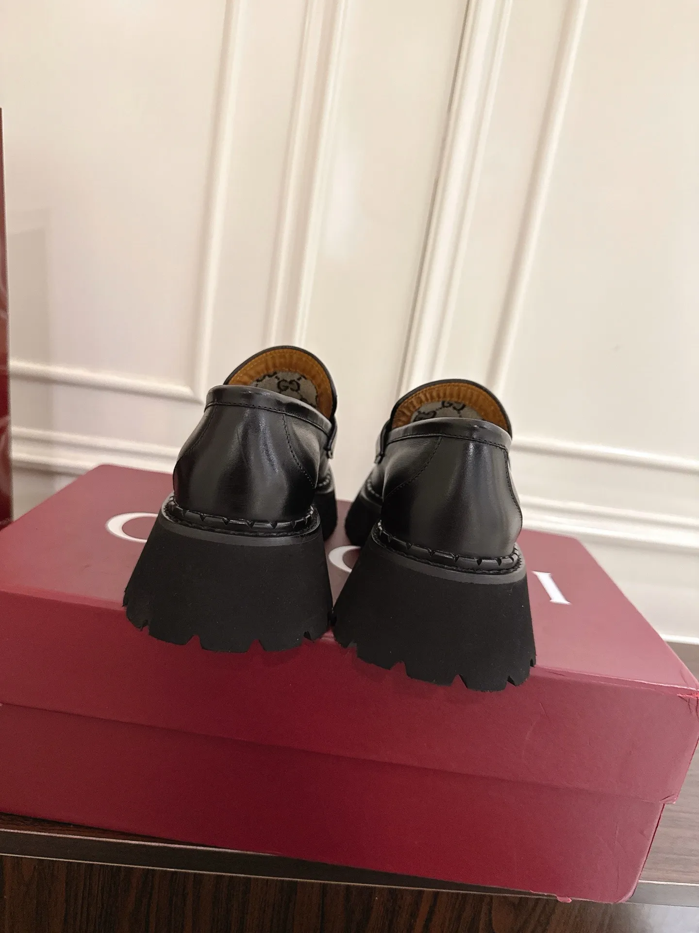 👟👟Ex-factory price 560👟👟 Gucci loafers with horsebit groove soles. As a tribute to the brand's equestrian roots, the horsebit has gone through years of baptism, integrating its rich historical heritage and modern fashion into one. Cowhide surface, sole thickness 5cm, size: 35-42# 39-46#